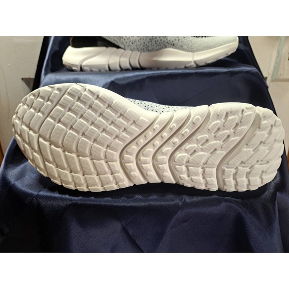 Men's Lightweight Knit Shoes in Bright White and Black Sneakers. Size 8/41 NWOT - Picture 6 of 8